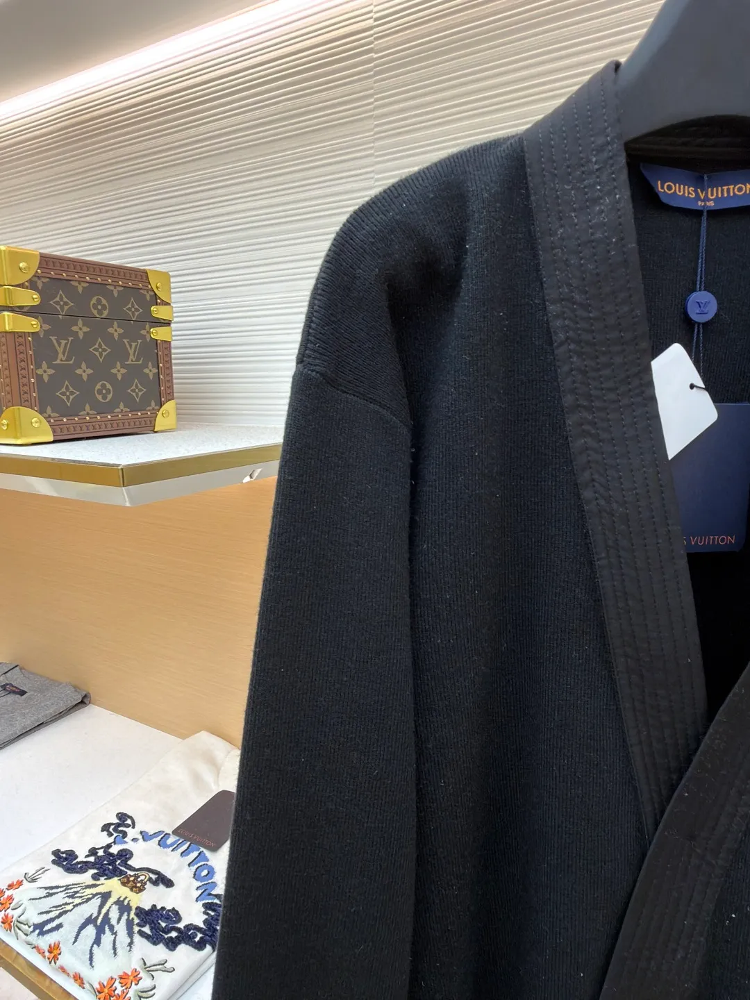 LOUIS VUITTON x Nigo mixed decorative cardigan V-neck knitted cardigan ●Original version: purchased and developed by 17810 ●Item number: 1681712-B45 ●Fabric: wool fabric ●Technology: knitted production ●Color: black ●Version: fitted version ●Weight: about 825 grams ●Size: S-M-L-XL ●Description: This LOUIS VUITTON knitted cardigan adopts a loose fit design, which is comfortable to wear and full of fashion. The fabric is made of high-quality wool blend material, which has a soft and delicate feel, good warmth retention and breathability. Ready-to-wear garments are made using precision cutting techniques to ensure the overall shape is three-dimensional and crisp. The decorative belt on the chest uses leather splicing technology and is matched with exquisite metal buttons, which not only increases the sense of design, but also adds a fashionable touch to the overall look. The details of the collar and cuffs are exquisite, the overall wiring is neat, and the stitching is fine and firm. Whether it is daily wear or formal occasions, it can be easily controlled, perfectly interpreting the luxury and elegance of the LOUIS VUITTON brand. The overall wiring is straight and delicate, the fabric is comfortable and soft, and the color is consistent without color difference. It can be matched with the same style to create a fashionable look and control various occasions. Customized accessories, complete with three standards, same style for men and women!